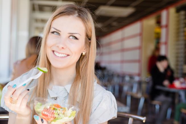 Viaggiare vegan: la classifica delle migliori città cruelty- free d'Europa persone che camminano di spalle su una strada affollata, inquadratura dal basso dei busti e gambe