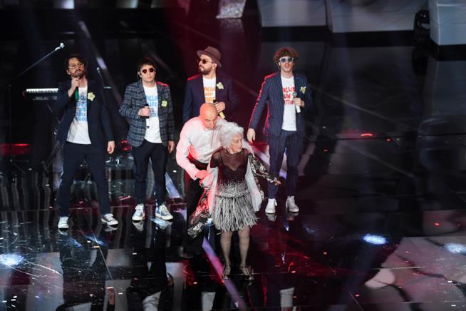 La canzone del gruppo Lo stato sociale Una vita in vacanza L'esibizione dei Lo stato sociale a Sanremo 2018