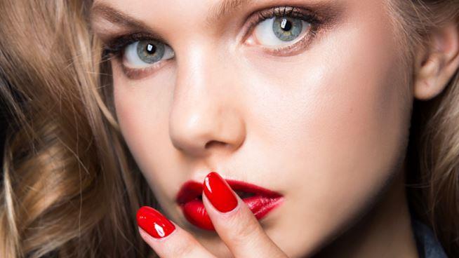 Smalto rosso Ragazza con smalto rosso
