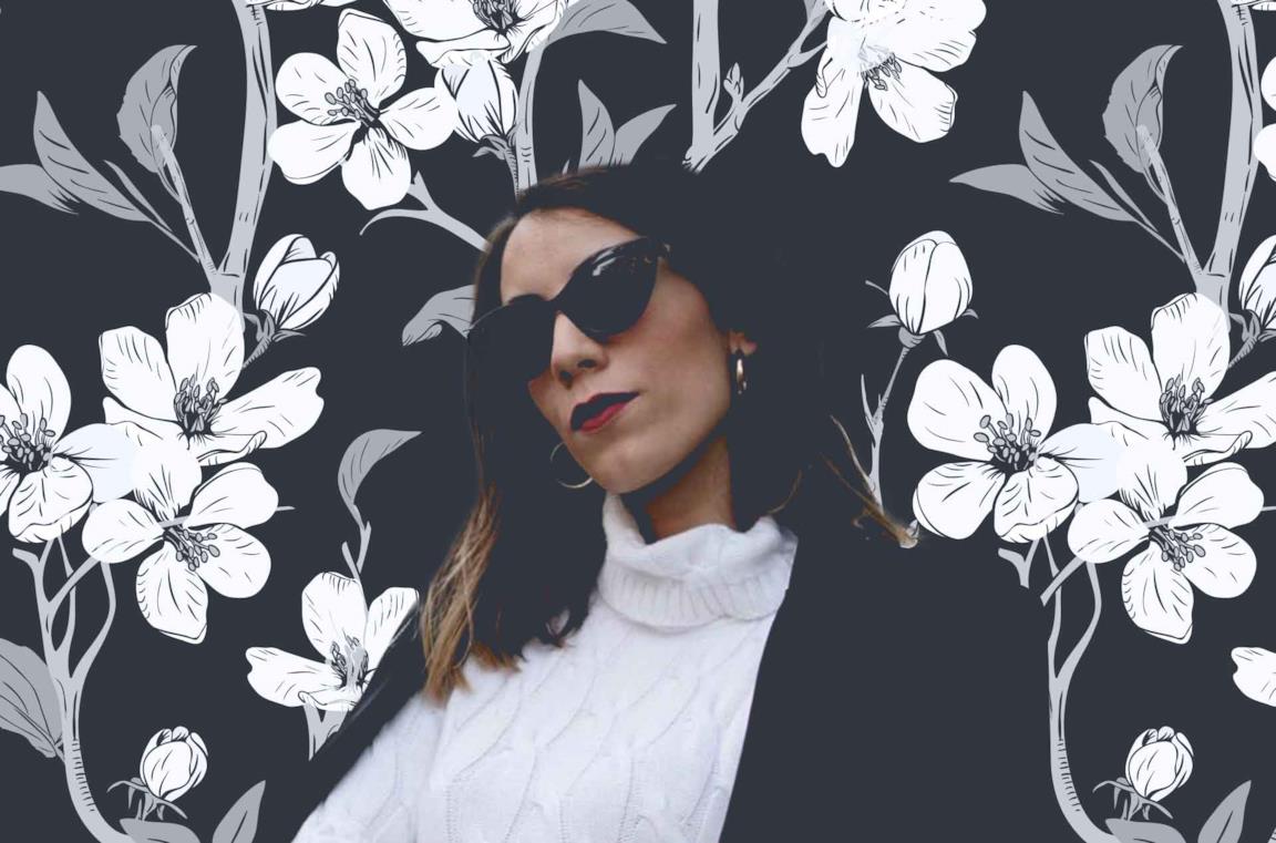 Erica Barca con occhiali da sole e dolcevita bianco