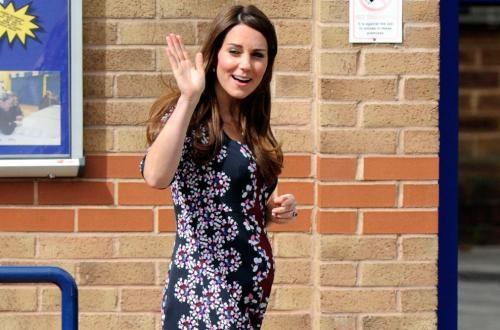 Kate Middleton con un abito pre-maman a fiori Kate Middleton incinta del terzo figlio