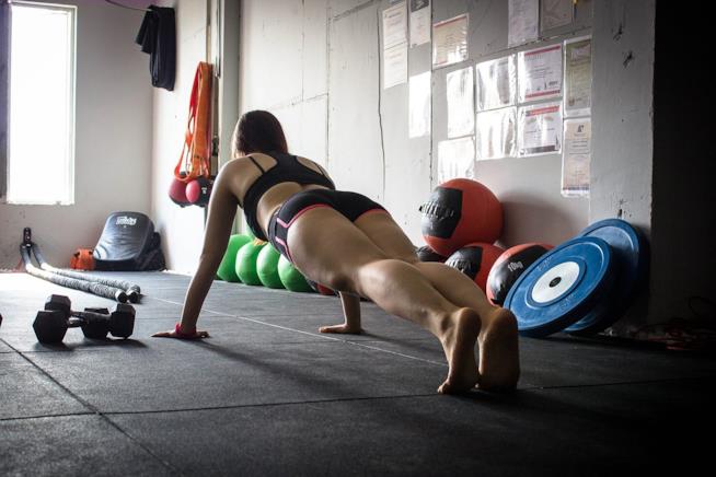 Non rimandare la palestra: ecco perché conviene iscriversi già a settembre. Una donna che si allena.