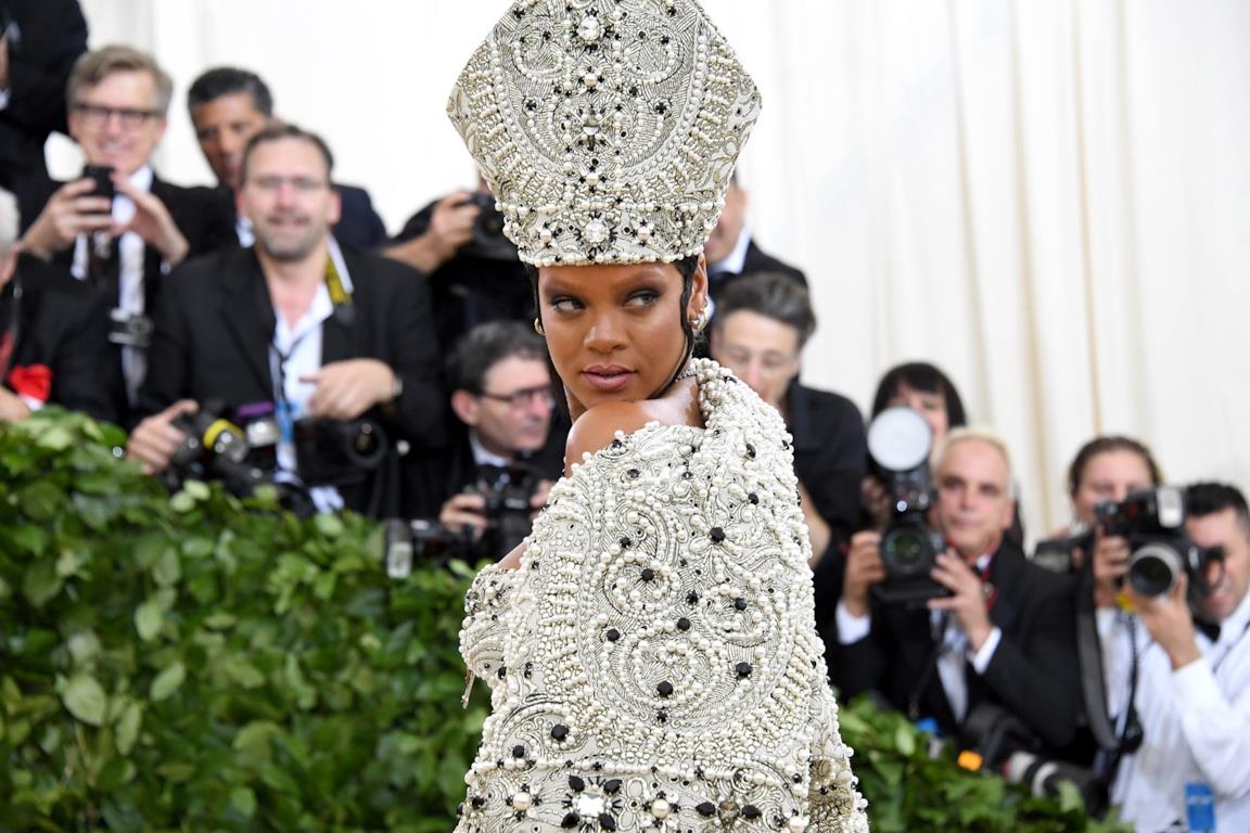 Rihanna al Met Gala 2018 che celebra il rapporto tra fashion e Chiesa