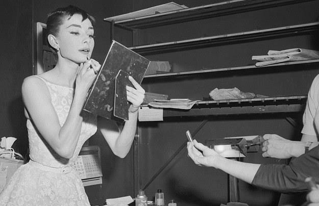L'estate 2017 veste anche anni '50 Audrey Hepburn nel 1954