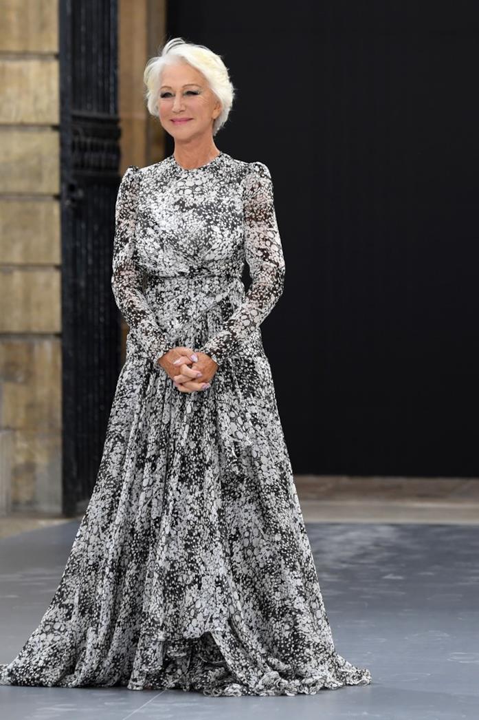 Paris Fashion Week: la sfilata a piedi nudi di Helen Mirren Helen Mirren a Parigi