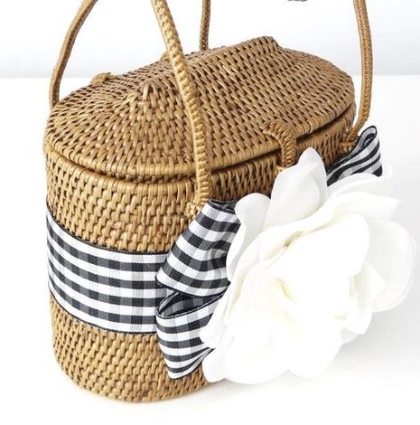 La borsa di paglia Una borsa di paglia con fiocco e fiore