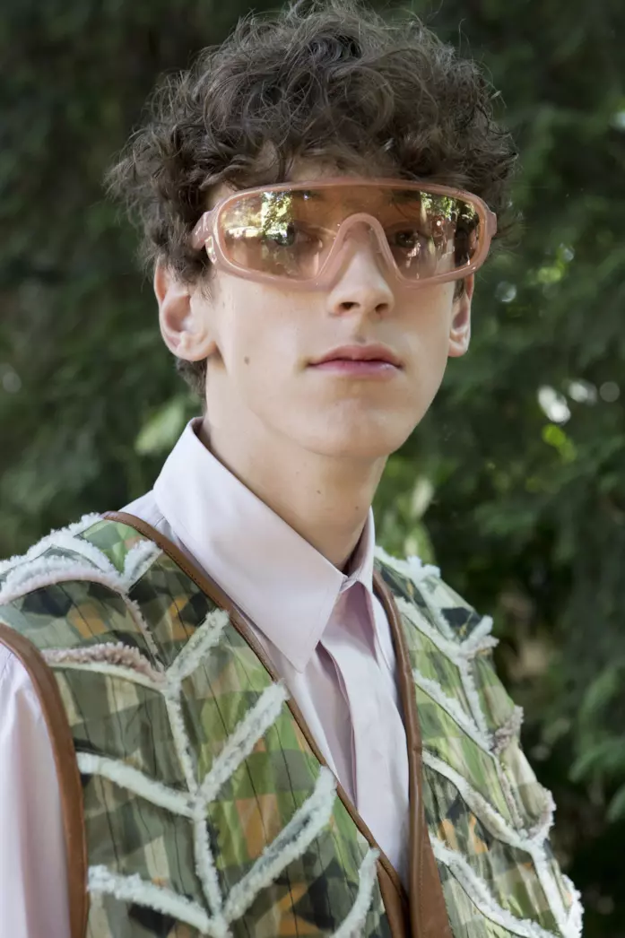 Gli occhiali a mascherina della collezione SS19 di Fendi Modello indossa occhiali a mascherina della collezione SS19 di Fendi