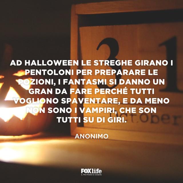 Ad Halloween gli spiriti si risvegliano Zucca illuminata da una candela