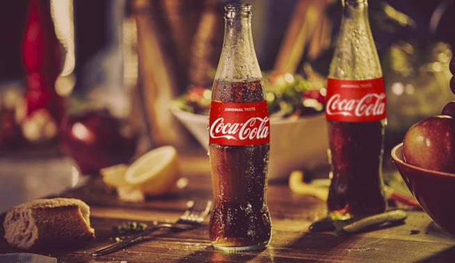Coca-Coca diventa anche alcolica Due bottigliette di Coca-Cola