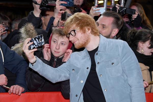 Ed Sheeran a Berlino con i fan Selfie coi fan per Ed Sheeran