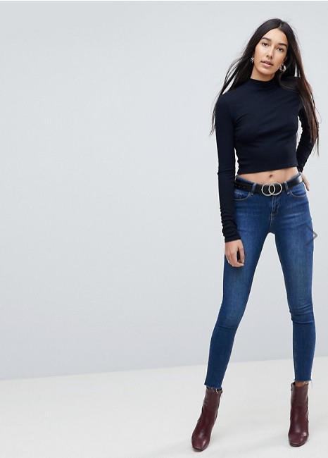 Crop top nero a maniche lunghe Ragazza che indossa un crop top