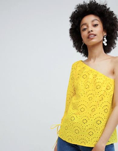 Top in pizzo giallo