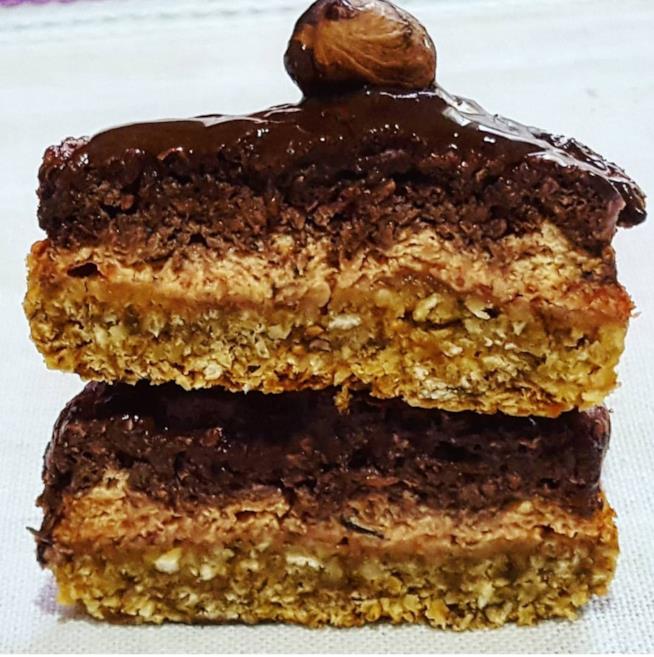 Dolcetto con fichi secchi Dolce a strati con cioccolato sopra