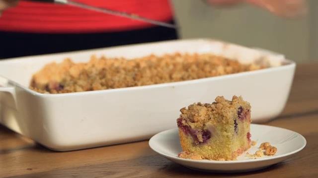 Crumb cake con strato di pere, ribes e mirtilli Crumb cake con pere e frutti di bosco