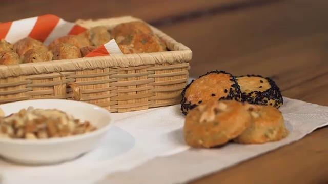 Giallo Zafferano: Biscottini salati al roquefort con semi di sesamo nero e noci Biscottini salati al roquefort