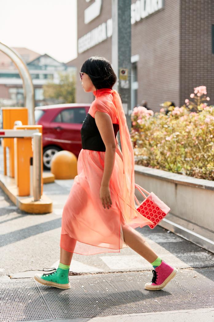 Sneakers alte abbinate a un maxi dress Sneakers alte indossate con un abito lungo dai colori fluo