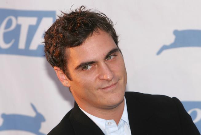 L'attore Joaquin Phoenix e la sua cicatrice sul labbro Joaquin Phoenix ai PETA Fashion Awards