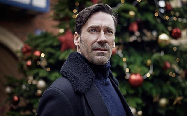 Black Mirror Jon Hamm con l'albero di Natale alle spalle