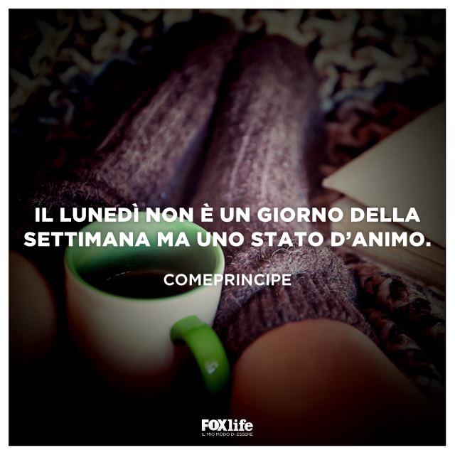 Stato d'animo del lunedì Gambe di ragazza con al centro una tazza di tè