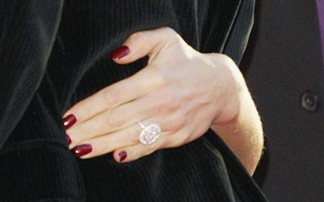 L'anello che David Beckham ha regalato alla moglie Victoria per i 30 anni Il regalo per i 30 di David Beckham a Victoria