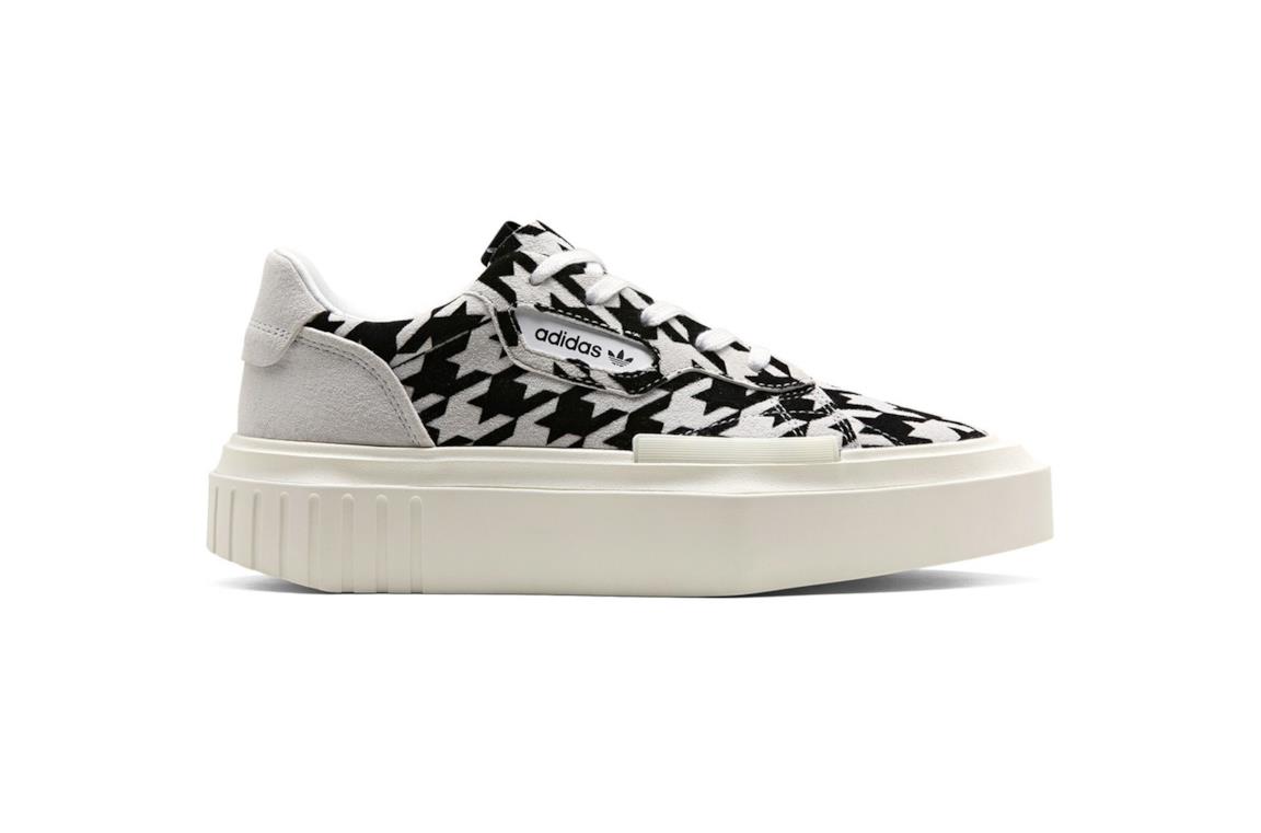 Sneakers Adidas modello Hypersleek con motivi geometrici bianchi e neri