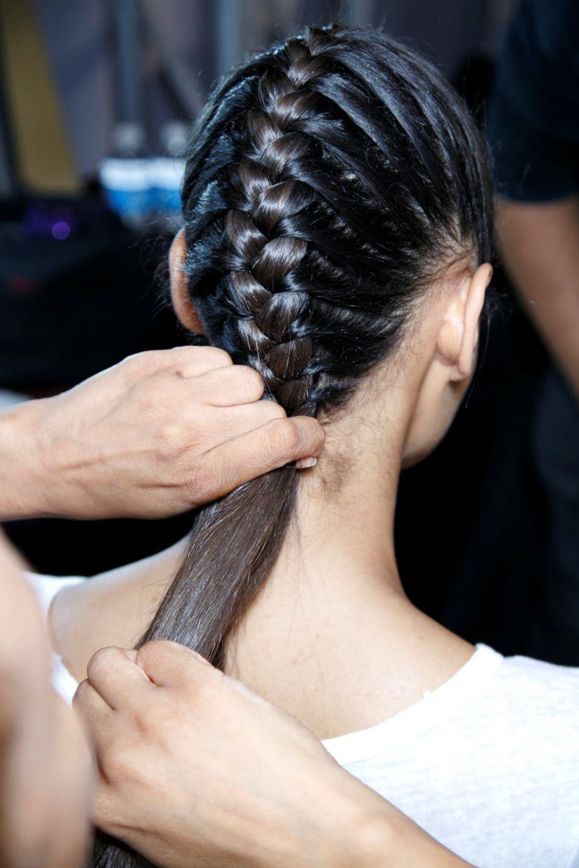 Capelli medi con treccia Capelli con treccia ordinata
