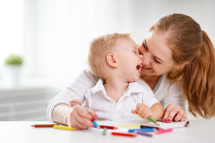 Frasi per la festa della mamma Madre e figlio si divertono a disegnare