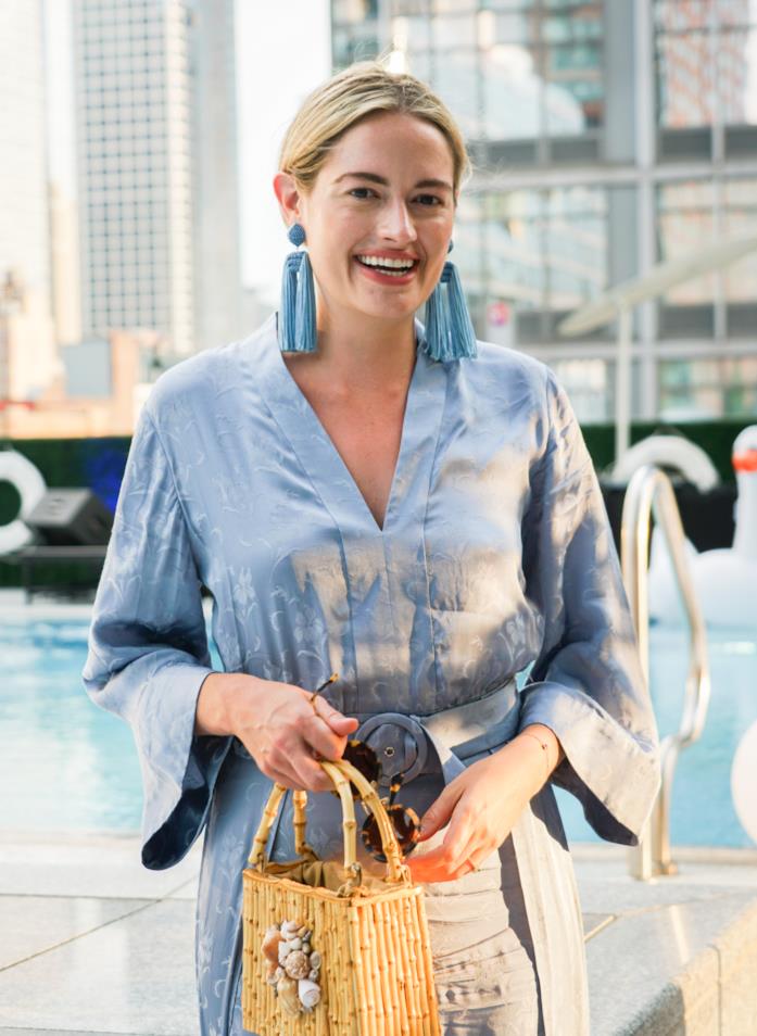 Orecchini azzurri con le nappe e borsa in rafia Gli orecchini con le nappe sono i protagonisti del look