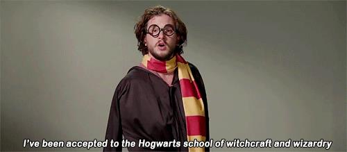 Kit Harington in una parodia di Harry Potter L'attore Kit Harington fa finta di essere Harry Potter
