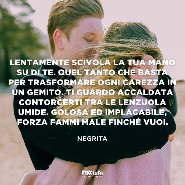 Frase Negrita Fidanzati si abbracciano