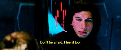 Adam Driver in una scena di Star Wars: Il Risveglio della Forza Kylo Ren parla con Rey ne Il Risveglio della Forza