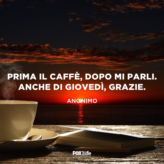 Prima il caffè Tazzina di caffè su un tavolo all'alba