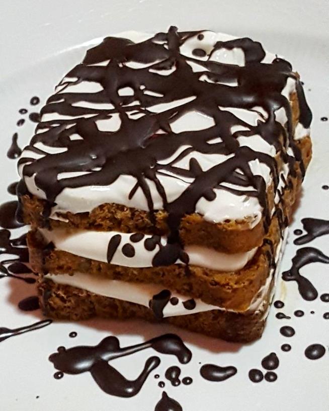 Tortino di fette biscottate, yogurt greco e cioccolato fondente Dolce a strati con yogurt e cioccolato
