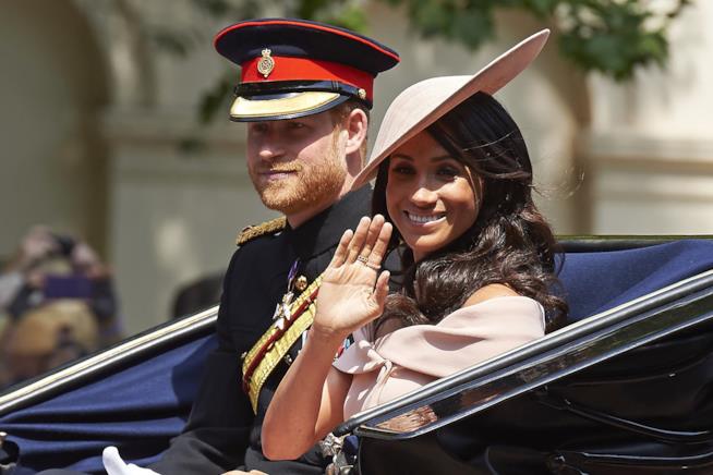 Il Principe Harry è lo stylist di Meghan Markle Il Principe Harry e Meghan Markle