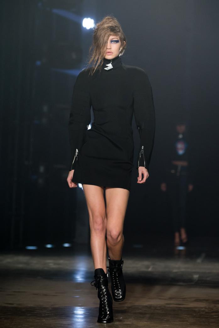 Gigi Hadid Versace Gigi Hadid mentre sfila per Versace