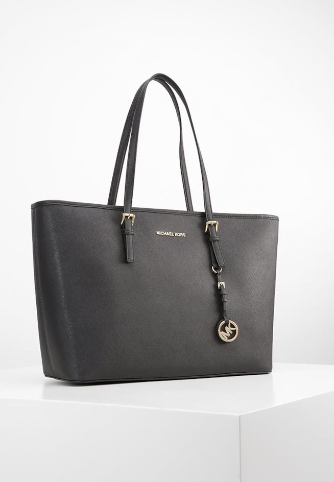 I capi di abbigliamento che non passeranno mai di moda La shopping bag perfetta
