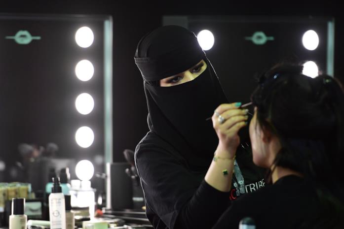 Prima fashion week in Arabia Saudita: le stiliste da tenere d'occhio Backstage arab fashion week