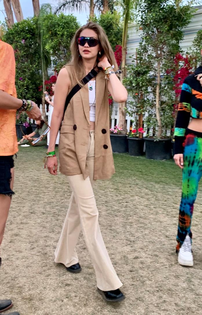 Look total beige con gilet in lino Gigi sceglie un gilet in lino per il Coachella