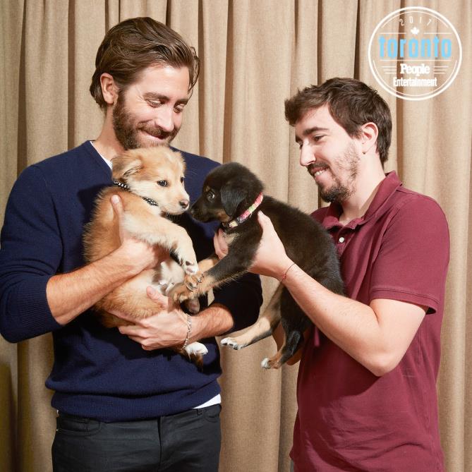 Jake Gyllenhaal e Jeff Bauman con in braccio un cucciolo