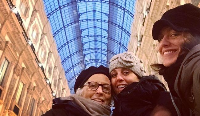 La ragazza del treno, Giulia Bevilacqua con madre e sorella Giulia Bevilacqua con madre e sorella alla stazione
