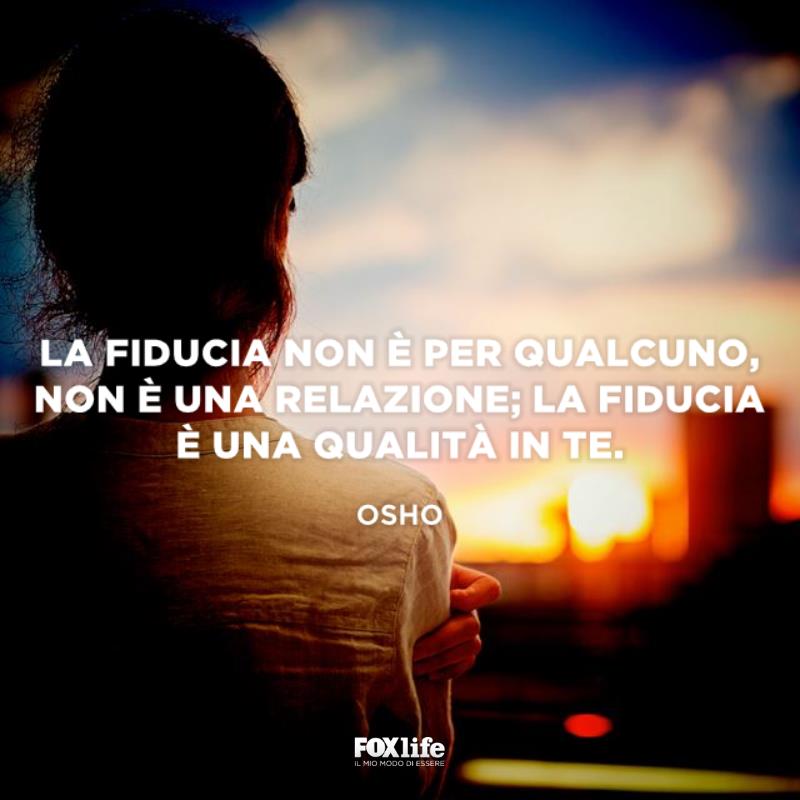 La fiducia è una qualità Ragazza osserva il tramonto
