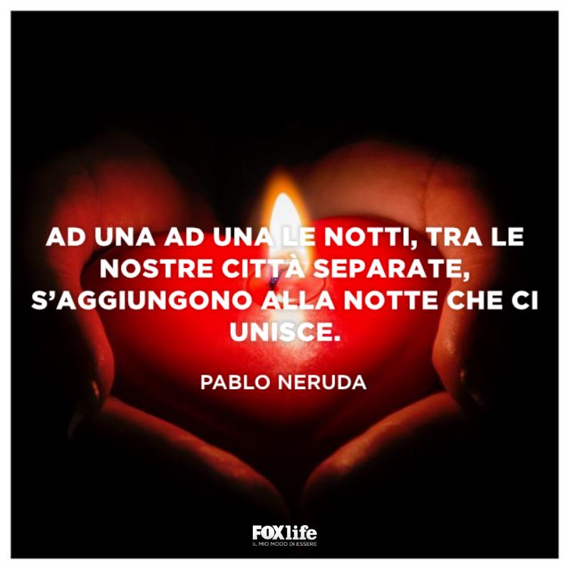 Frase Neruda Mani che tengono una candela accesa