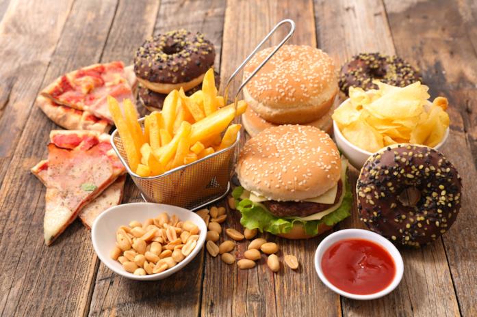 Junk food Insieme di alimenti che costituiscono una tavola con junk food