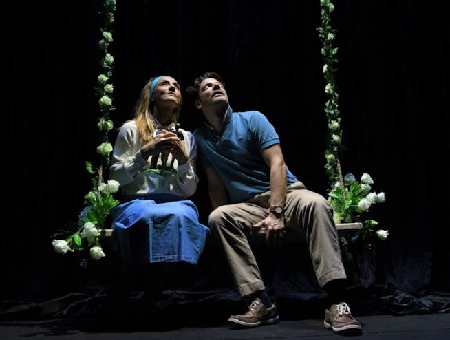 La Guerra dei Roses a teatro con Ambra Angiolini Ambra Angiolini e Matteo Cremon ne La Guerra dei Roses