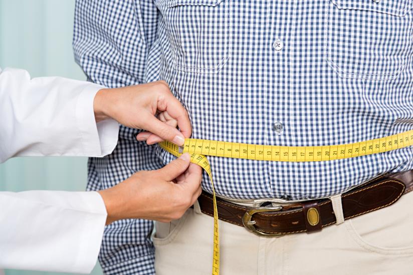 L'obesità protegge da malattie infettive Un medico misura il girovita di una persona