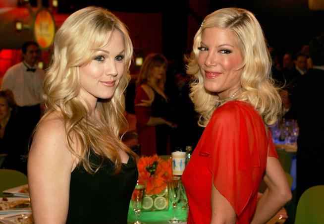 Jennie Garth e Tori Spelling vestono di nuovo i panni di Donna e Kelly di Beverly Hills 90210 Jennie Garth e Tori Spelling