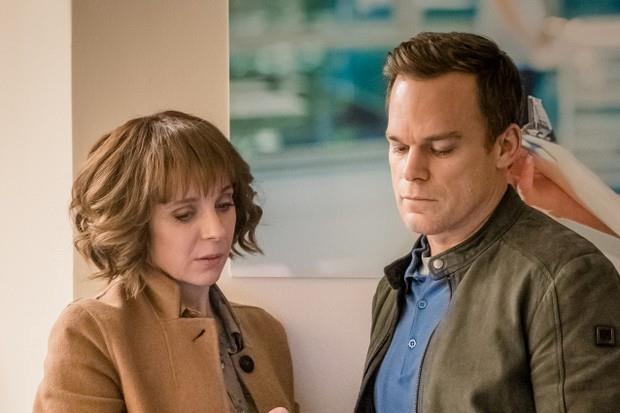 Tutto su Safe, nuova serie Netflix con Michael C. Hall Amanda Abbington e Michael C. Hall in una scena di Safe