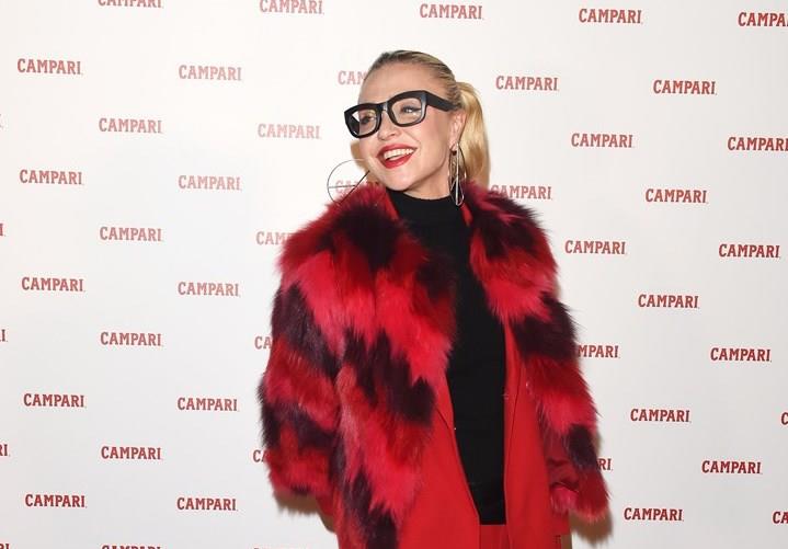 Paola Barale cambia look e detta tendenza con un nuovo caschetto con frangia Paola Barale
