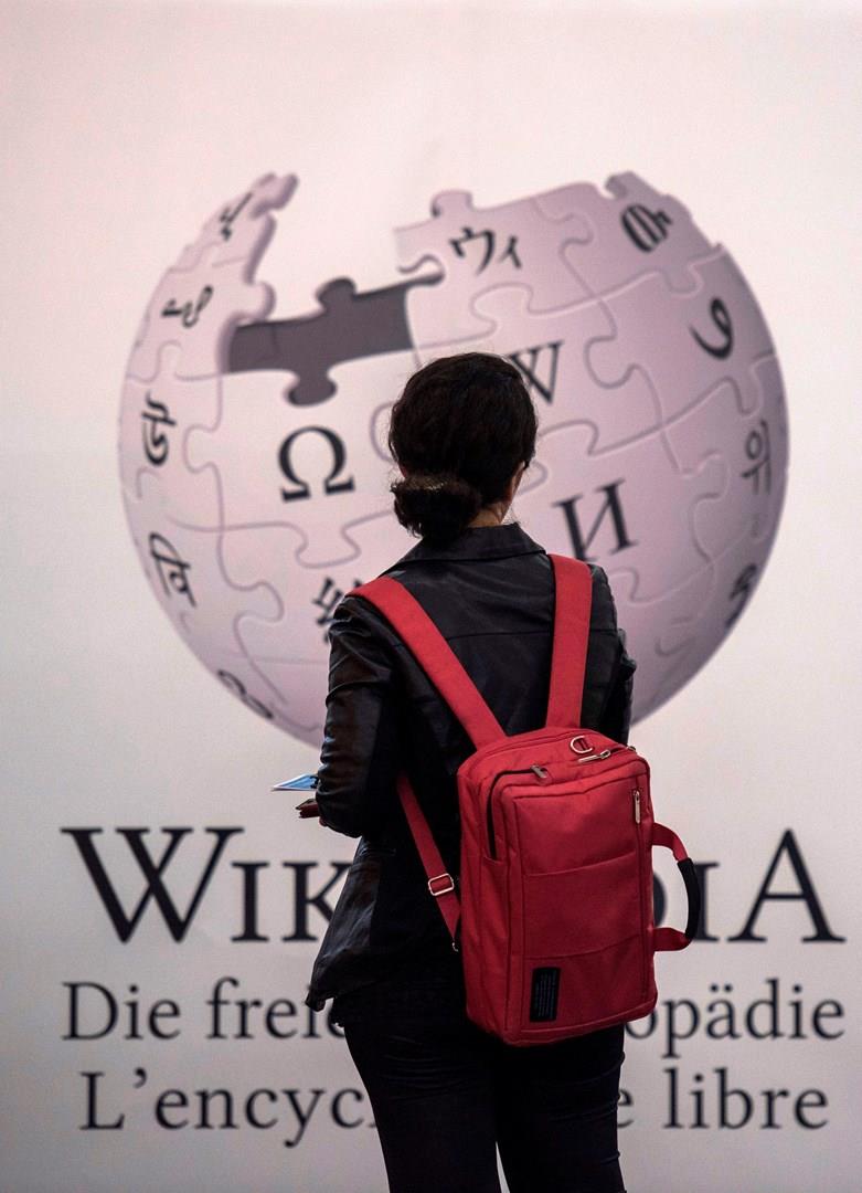Wikipedia riceverà 3,1 milioni di dollari da una donazione di Google. Una persona davanti al logo di Wikipedia.