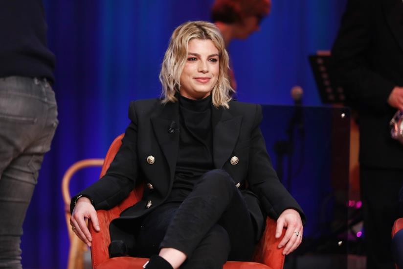 Emma Marrone vestita da sposa su Instagram: le foto Emma Marrone